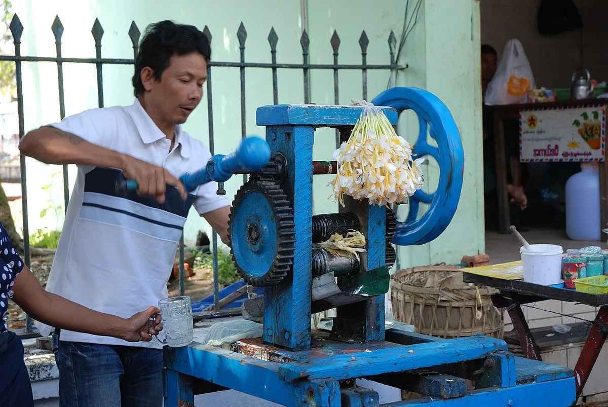 Sugarcane juice with lime and ginger