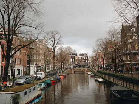 Walking the canal ring