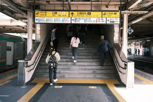 Walking and station navigation