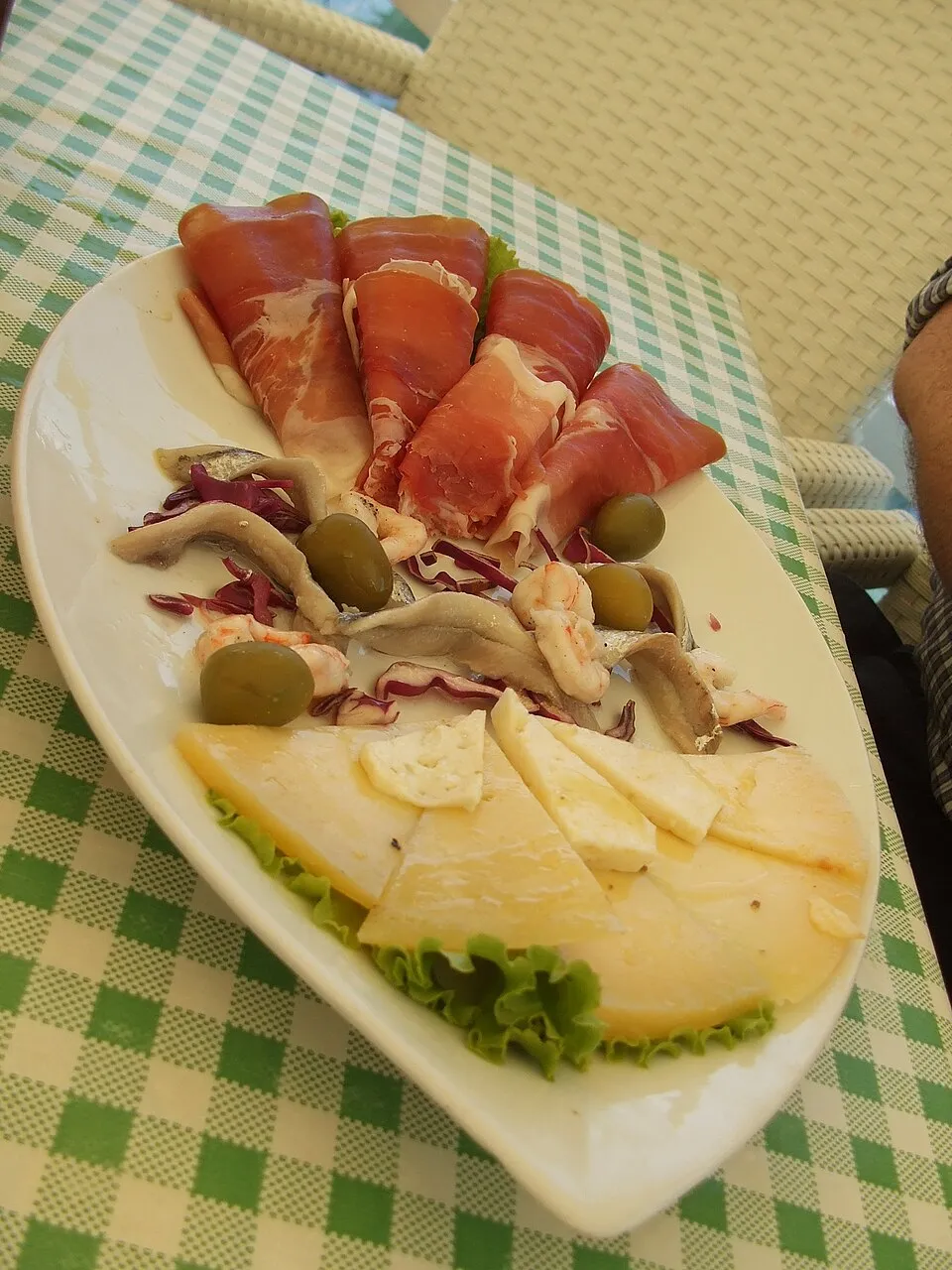 Dalmatian pršut and cheese