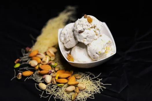 Saffron ice cream (bastani)
