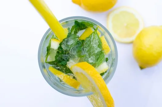 Fresh juice and lemon-mint