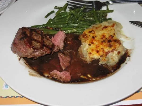 Theme park dining